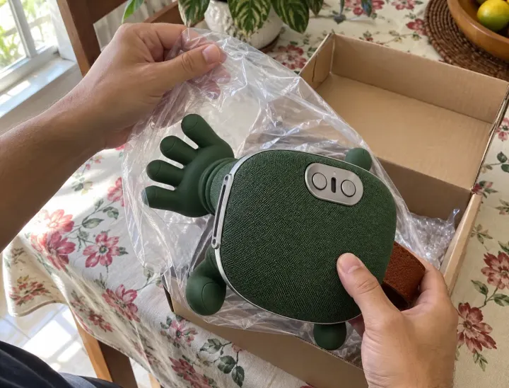 Pessoa tirando o massageador do plástico de proteção